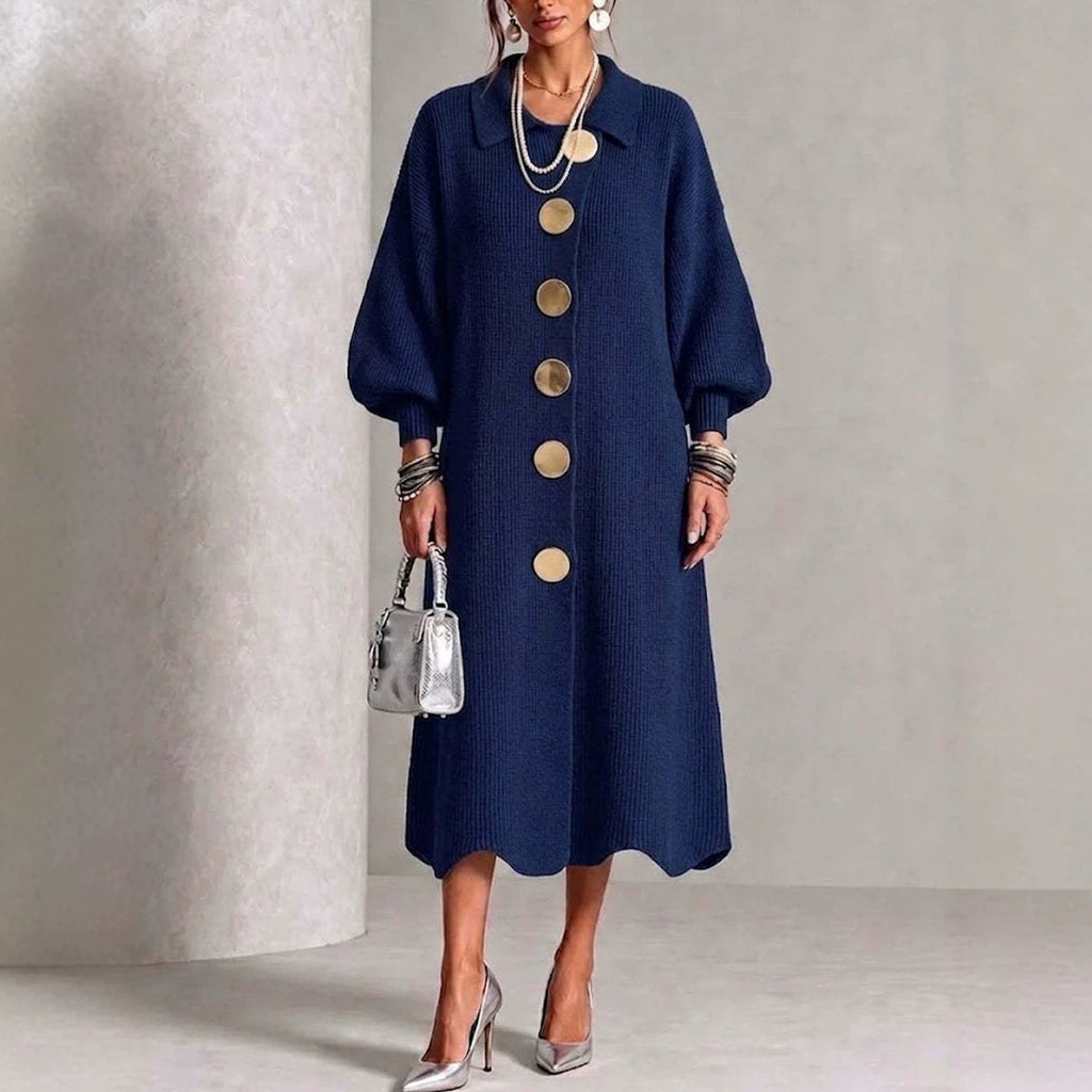 LA ROBE — maille midi bleu marine, face, col chemise et sept boutons dorés