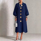 LA ROBE — maille midi bleu marine, face, col chemise et sept boutons dorés