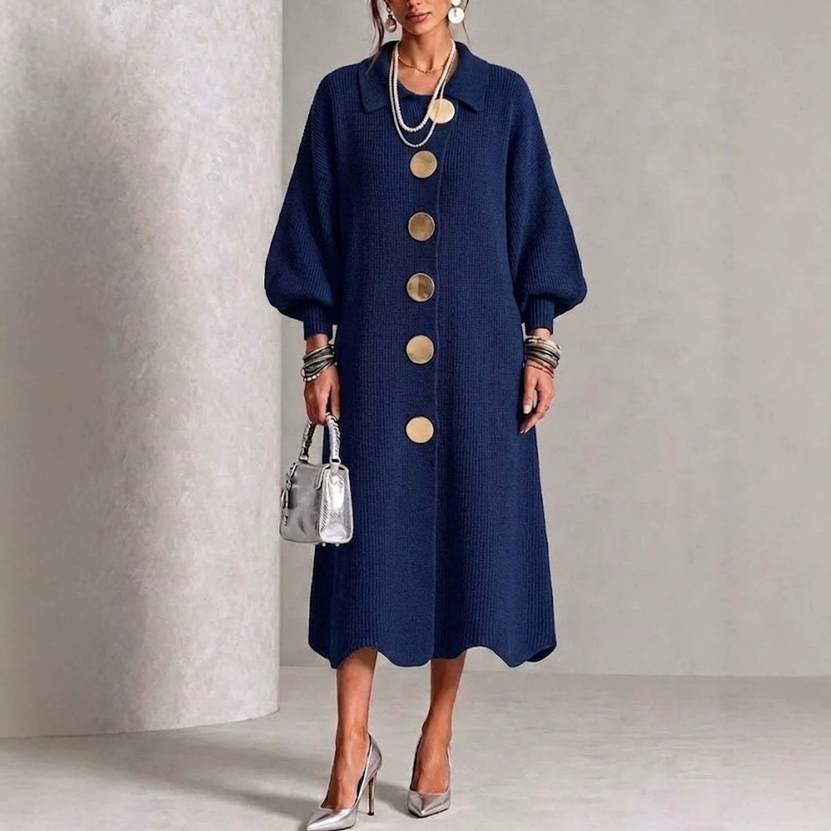 LA ROBE — maille midi bleu marine, face, polyester côtelé